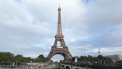 Pont-d'Iéna-bridge-full-of-tourists-and-the-Eiffel-Tower-decorated-with-the-Olympic-rings-in-the-background-before-the-games-in-Paris,-France