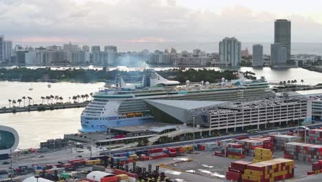 Royal-Caribbean-Cruise-Terminal-Im-Hafen-Von-Miami