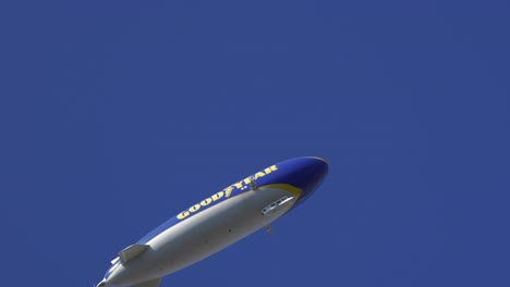 Goodyear-Blimp-Zeppelin-Flugzeug,-Klarer-Blauer-Himmel-über-Frankfurt,-Deutschland