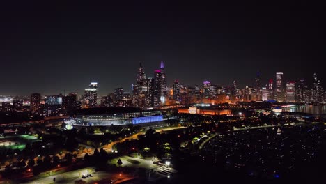 Vista-Aérea-Alrededor-Del-Soldiers-Field-Arena-Iluminado,-Noche-En-Chicago,-EE.-UU.---Órbita,-Toma-Con-Dron