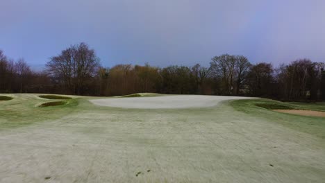 Luftaufnahme-über-Golfplatz,-Drohnenflug-Entlang-Des-Fairways-In-Richtung-Grün,-Niedriger-Schwenk-In-Richtung-Pin