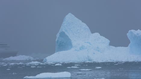 Crucero-En-La-Niebla-Durante-Una-Expedición-A-La-Antártida,-Hielo-Flotante-E-Iceberg-En-Un-Día-Nevado