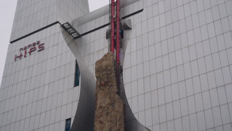 Atractiva-Toma-Inclinada-Hacia-Abajo-Del-Edificio-Namba-Hips-En-Osaka,-Que-Muestra-Su-Impresionante-Arquitectura-Desde-Arriba-Hasta-El-Nivel-De-La-Calle.