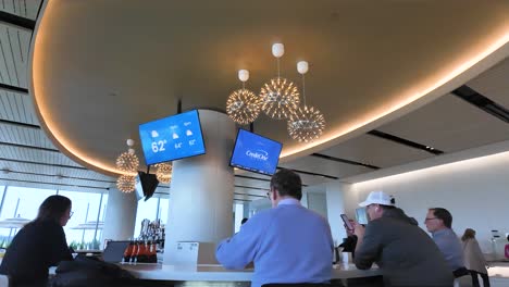 Walking-POV-In-Der-United-Lounge-Im-LAX-United-Terrace-Club