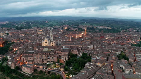 Vista-Aérea-De-La-Hora-Azul-Sobre-El-Paisaje-Urbano-Medieval-De-Siena-En-Toscana,-Italia