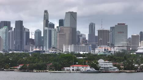 Skyline-Der-Innenstadt-Von-Miami,-Florida-Mit-Modernen-Hochhäusern