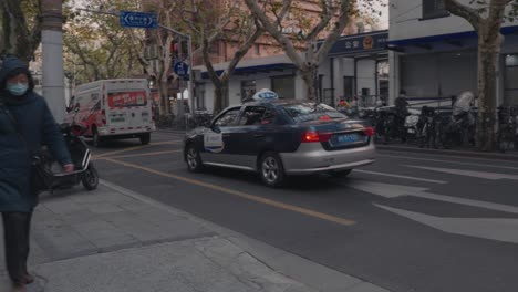 Huolala-rental-truck-pulling-out-of-Shanghai-driveway-onto-a-busy-street