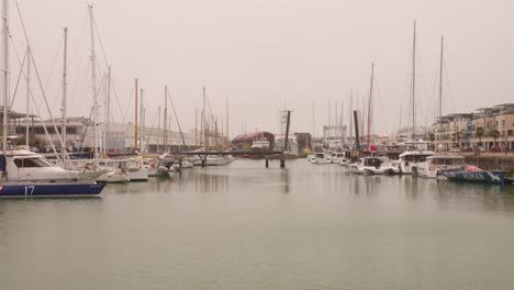 Liegeplätze-In-Der-Marina-An-Bewölkten-Tagen-Im-Hafen-Von-La-Rochelle,-Frankreich