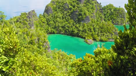 Atemberaubende-Schwenk-Up-Aufnahme-Von-Pianemo-In-Raja-Ampat,-Indonesien