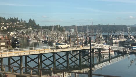 Pier-Und-Hafen-An-Der-Yaquina-Bay-In-Newport,-Oregon,-Tagsüber