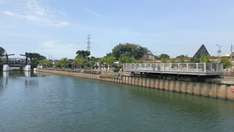 Seguimiento-A-Lo-Largo-Del-Canal-De-Agua-Verde-En-La-Antigua-Batavia,-Al-Norte-De-Yakarta,-Indonesia