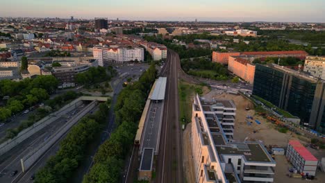 Berlin-Innsbrucker-Platz-Kreuzung-Mit-Erhöhten-Bahngleisen-Durchschneiden-Die-Stadtlandschaft-Während-Eines-Sonnenuntergangs