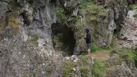 Luftaufnahme-Per-Drohne-Mit-Wilden-Wasserfällen-Aus-Ujevara-Und-Weiden-Im-Nivica-Canyon-Mit-Klippen-Einer-Karstschlucht-Mit-Pool