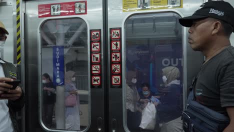 Rawa-Buntu-Train-Door-Close-At-The-Station-On-South-Tangerang-In-Banten,-Indonesia