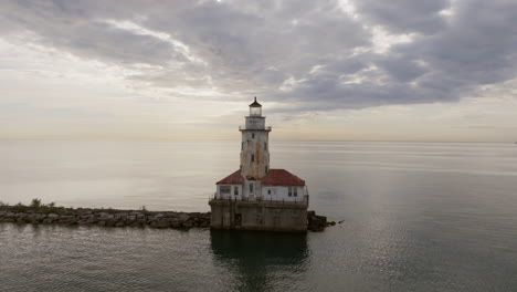 Vídeo-Aéreo-Que-Gira-Alrededor-De-Un-Faro-Durante-El-Amanecer-En-El-Lago-Michigan-En-Chicago