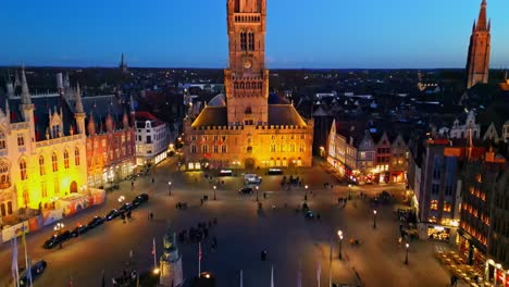 Vista-Aérea-Con-Dron-De-La-Grand-Place,-Brujas,-Bélgica,-En-Una-Hermosa-Noche-De-Verano