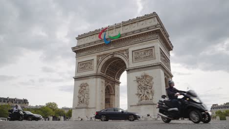 Olympische-Spiele-2024-In-Paris,-Arc-De-Triomphe,-Mit-Verkehr