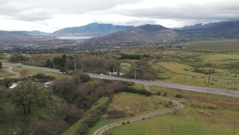 Wide-ariel-shot-of-road-passing-through-Dique-la-Angostura,-Tucumán,-Tafí-del-Valle,-Argentina