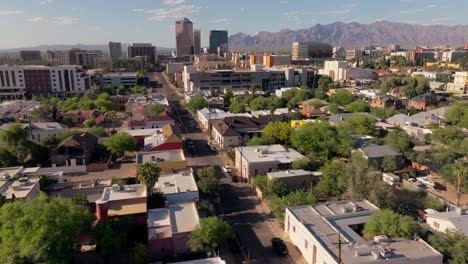 Imágenes-De-Drones-Del-Distrito-Barrio-Del-Centro-De-Tucson-Con-El-Horizonte-Y-Las-Montañas-En-El-Horizonte