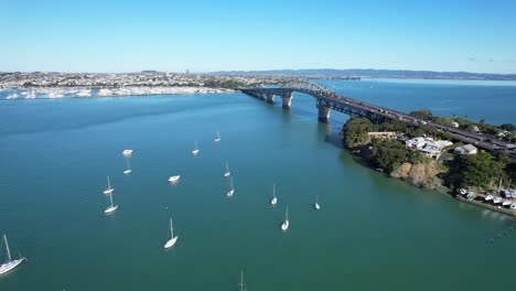 Vista-Aérea-Del-Tráfico-En-El-Puente-Del-Puerto-De-Auckland-En-Nueva-Zelanda:-Fotografía-Tomada-Con-Un-Dron