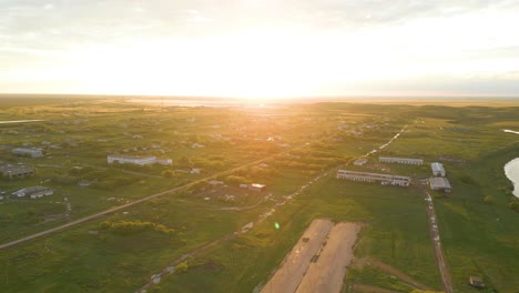 Kazajstán,-Asia-Central:-La-Puesta-De-Sol-Proyecta-Un-Cálido-Resplandor-Sobre-El-Asentamiento-Rural;-El-Dron-Vuela-Hacia-Adelante