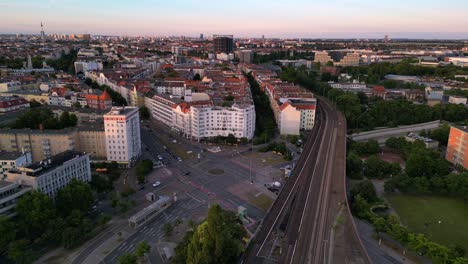 Berlin-Innsbrucker-Platz-Kreuzung-Mit-Erhöhten-Bahngleisen-Durchschneiden-Die-Stadtlandschaft-Während-Eines-Sonnenuntergangs