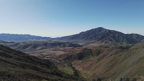 Impresionante-Paisaje-De-Las-Montañas-En-Un-Día-Soleado.