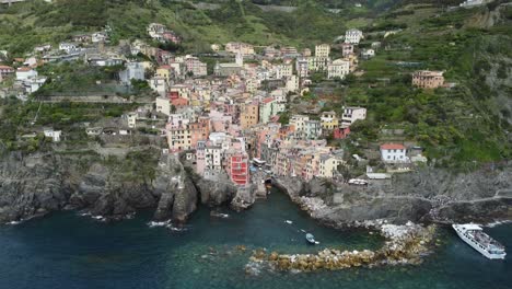 Vista-Aérea-De-Riomaggiore,-Hermoso-Paisaje-Con-Mar-Azul-Y-Costa-Rocosa.