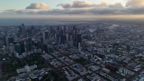 Zona-De-Fitz-Roy-Y-Distrito-Central-De-Negocios-De-Melbourne-Con-Paisaje-Urbano-Al-Atardecer,-Australia