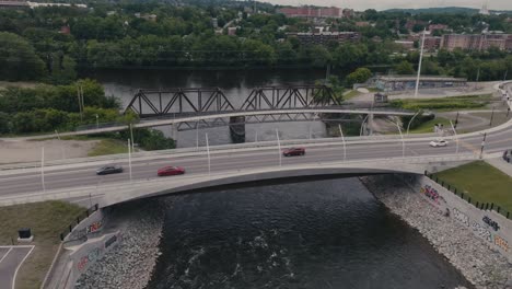 Vehículos-Circulando-Por-El-Pont-Des-Grandes-Fourches-Sobre-El-Río-Magog-En-Sherbrooke,-Quebec,-Canadá