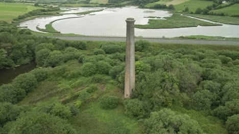 Una-Antigua-Chimenea-De-La-Fábrica-De-Ladrillos-Youghal,-Situada-Junto-A-La-Carretera-En-El-Condado-De-Muckridge,-En-Cork,-Irlanda