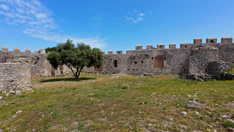 Ruinen-Einer-Alten-Steinernen-Festung-Unter-Einem-Strahlend-Blauen-Himmel-In-Griechenland