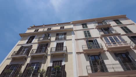 Facade-with-balcony-of-fancy-apartment-block-in-Palma-de-Mallorca,-Spain