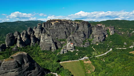 Montañas-Rocosas-Cerca-Del-Pueblo-De-Kastraki-En-Grecia,-Vista-Aérea