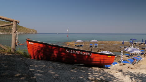 Un-Barco-Pesquero-Rojo-En-Una-Hermosa-Playa-Mediterránea.