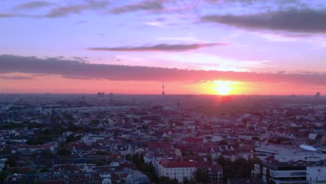 Horizonte-De-Berlín-Con-Fernsehturm-Y-Espectacular-Puesta-De-Sol-Sobre-Las-Casas-Al-Anochecer,-Alemania