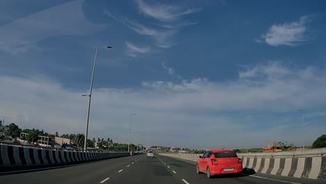 Carretera-De-Circunvalación-Exterior-De-Chennai,-Cerca-Del-área-De-Kundrathur,-Cielo-Azul-Y-Autos-En-El-Carril-Correcto