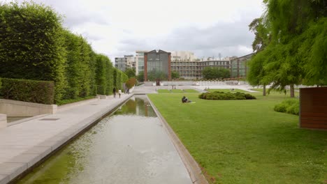 Vista-Panorámica-Del-Parque-André-Citroën-En-Un-Día-Nublado