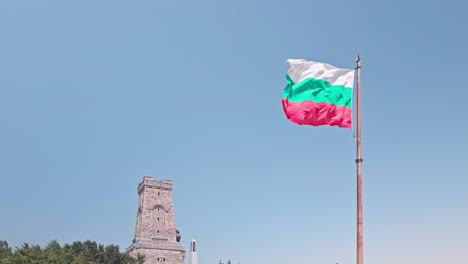 Torre-Conmemorativa-Del-Paso-De-Shipka.-La-Bandera-Búlgara-Ondea-En-Señal-De-Libertad-Patriótica