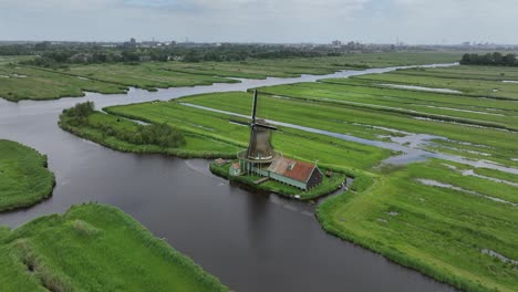 Historic-wind-mill-in-Assendelft,-The-Netherlands