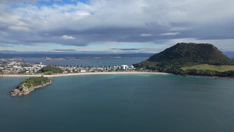 Vista-Panorámica-De-La-Playa-De-Mount-Maunganui-En-Tauranga,-Isla-Norte,-Nueva-Zelanda-(fotografía-Con-Dron)