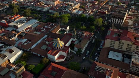 Drohnenumlaufbahn-Der-Kirche-Von-San-Francisco-In-Uruapan-Michoacan-Bei-Sonnenuntergang