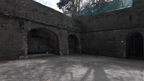 Las-Paredes-Con-Puertas-Arqueadas-En-El-Interior-De-La-Fortaleza-De-Bolonia,-Italia,-Capturan-El-Concepto-De-Arquitectura-Medieval-Y-Preservación-Histórica.