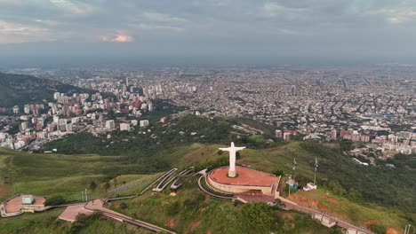 Blick-Aus-Großer-Höhe-Auf-Das-Cristo-Rey-Denkmal-In-Cali,-Kolumbien,-Das-Von-Seinem-Berggipfel-Aus-über-Der-Stadt-Thront