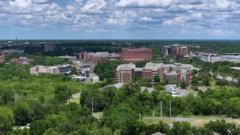 University-campus-buildings-with-greenery-in-Gainesville,-Florida