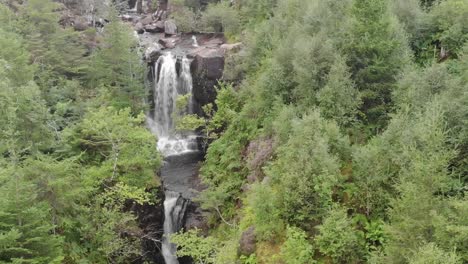 Drohnenvideo,-Das-Die-Schönheit-Der-Victoriafälle-In-Schottland-Einfängt