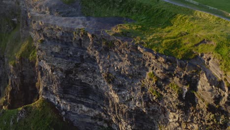 Órbita-Aérea-Que-Captura-La-Pintoresca-Superficie-Plana-En-La-Cima-De-Los-Acantilados-De-Moher