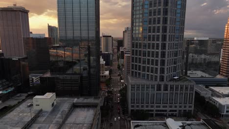 Torre-Moderna-Con-Espejos-Del-Edificio-De-Oficinas-De-Suntrust-Y-PNC-Al-Atardecer