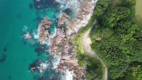 Rugged-Shore-Of-Mount-Maunganui-Beach-In-Tauranga,-North-Island,-New-Zealand---Aerial-Top-Down