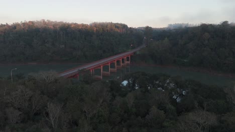 Luftaufnahme-Der-Brücke-über-Den-Paranay-Guazú-Bach-Per-Drohne